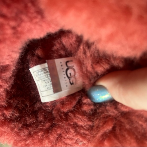 💯 AUTHENTIC- RED BAILEY BUTTON SHORT UGGS - SIZE 7 -ORIGINAL BOX- WORN ONCE !!! - Picture 9 of 10